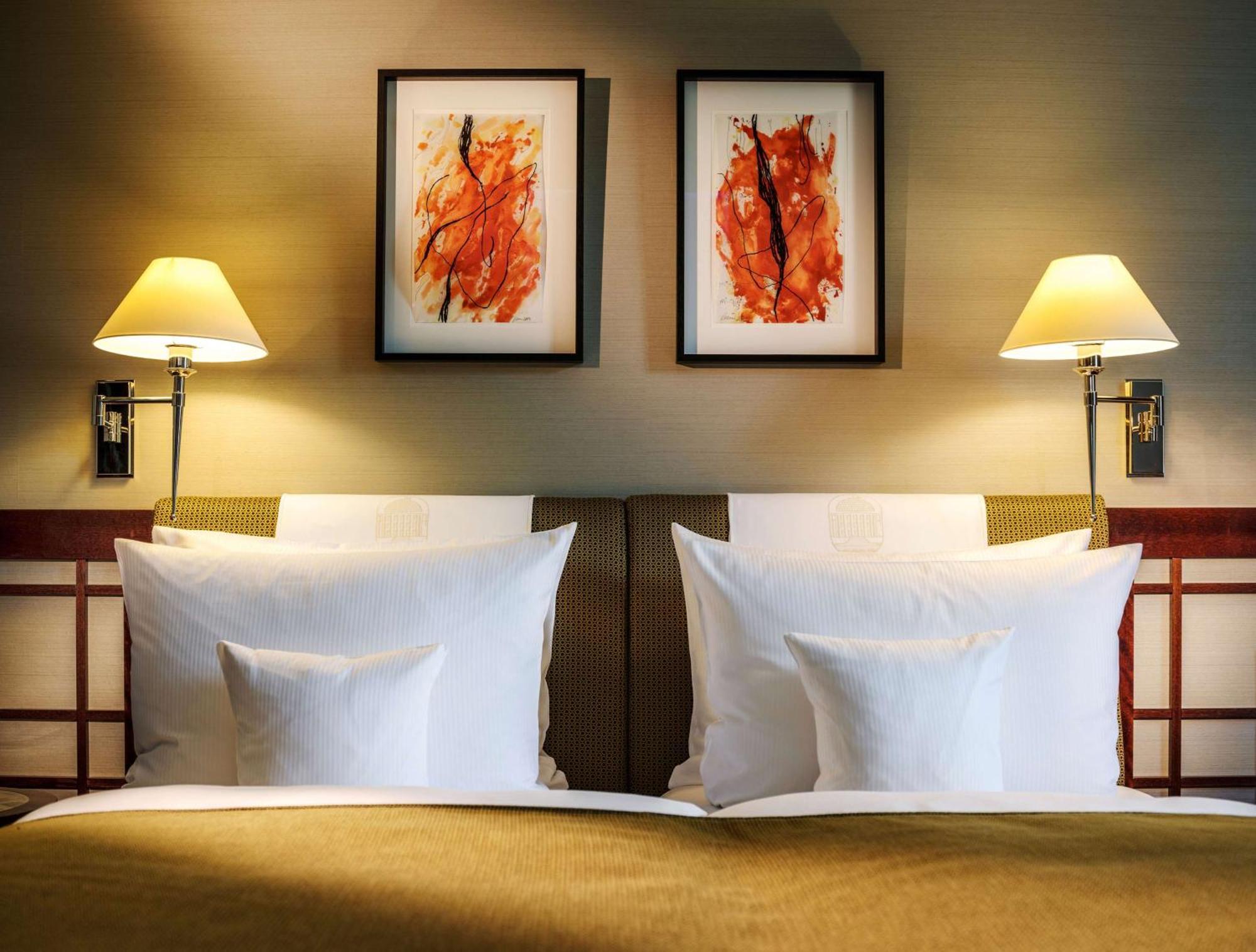 Parkhotel Bremen - Ein Mitglied Der Hommage Luxury Hotels Collection Εξωτερικό φωτογραφία A bed with two pillows